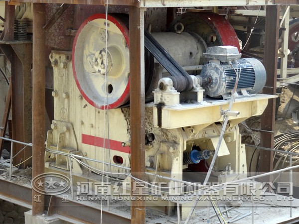 顎式破碎機(jī)現(xiàn)場(chǎng)