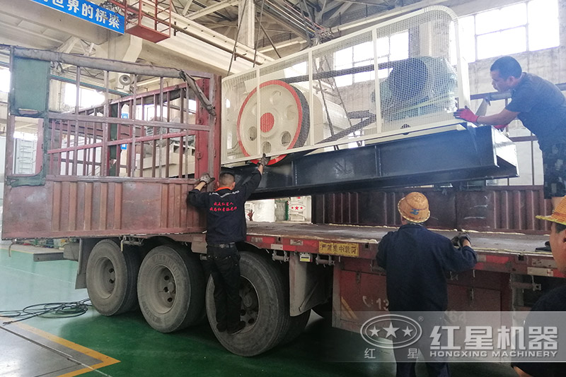 紅星機器對輥破碎機制砂效果好，為客戶送貨