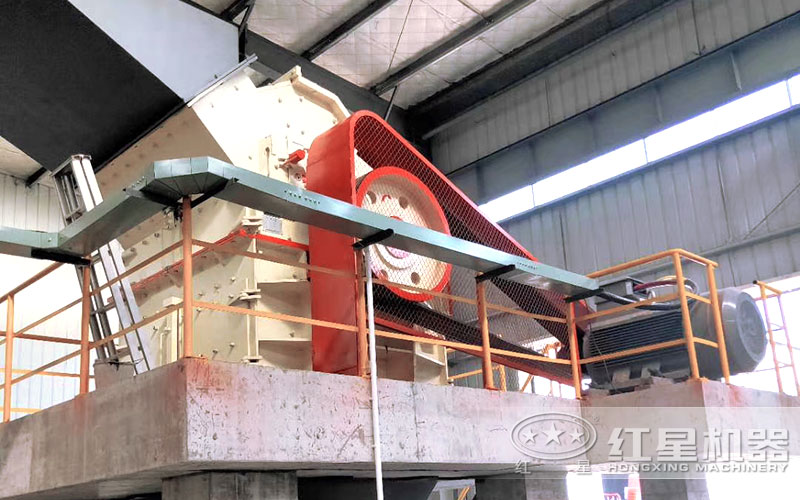 配置細碎機粉碎鵝卵石制砂現(xiàn)場