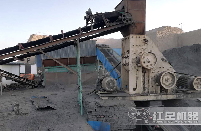 施工現(xiàn)場(chǎng)中的煤矸石雙級(jí)粉碎機(jī)