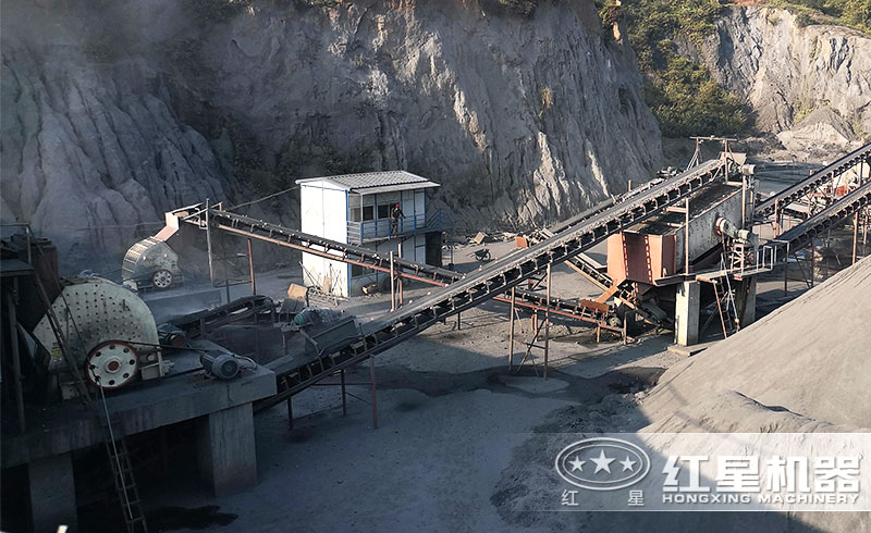 重錘式破碎機(jī)粉碎煤渣現(xiàn)場