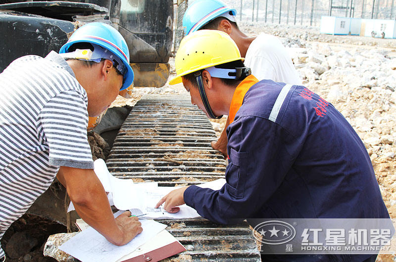 紅星機(jī)器技術(shù)人員現(xiàn)場為客戶量身設(shè)計(jì)方案