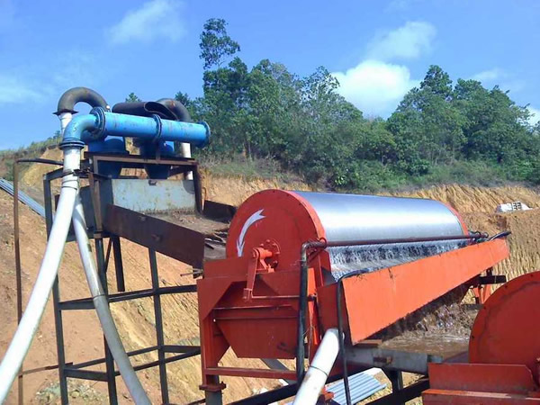 鎢鐵礦磁選機現(xiàn)場圖