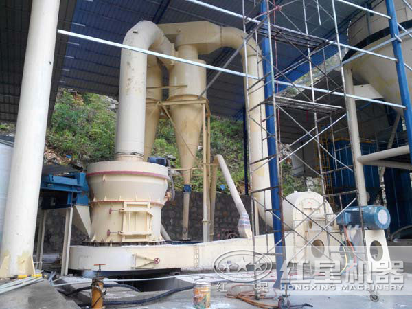 紅星機(jī)器雷蒙磨粉機(jī)工作現(xiàn)場(chǎng)實(shí)拍