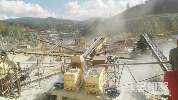 反擊式破碎機(jī)工作現(xiàn)場實(shí)拍