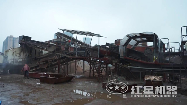 移動(dòng)破碎機(jī)實(shí)拍