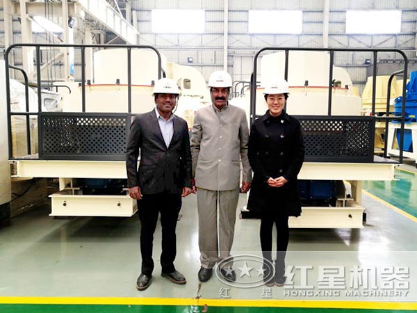 客戶制砂機車間留影