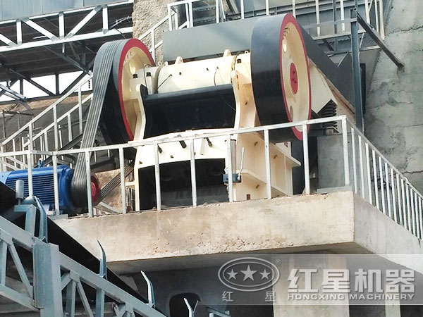 花崗巖顎式破碎機(jī)工作現(xiàn)場(chǎng)