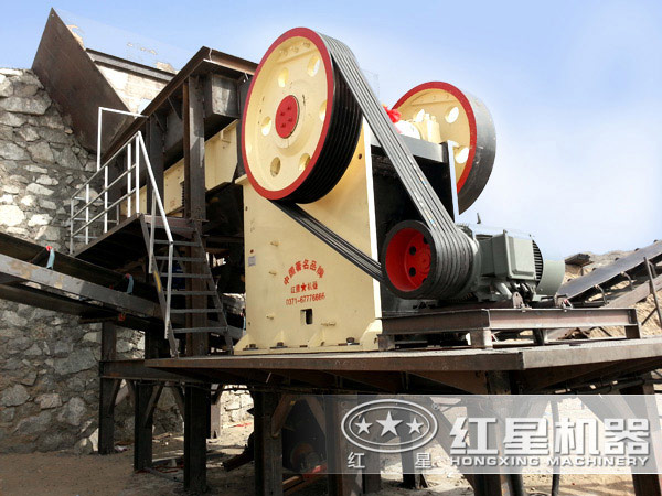 青石顎式破碎機(jī)現(xiàn)場圖