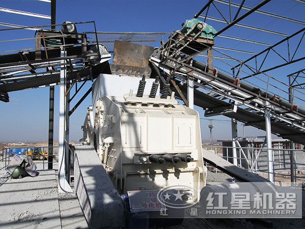 小型反擊石子破碎機生產(chǎn)現(xiàn)場