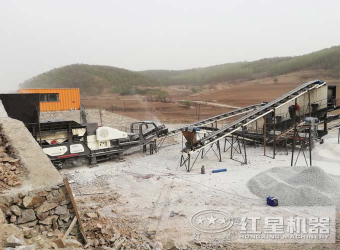 花崗巖移動(dòng)式破碎站工作現(xiàn)場(chǎng)