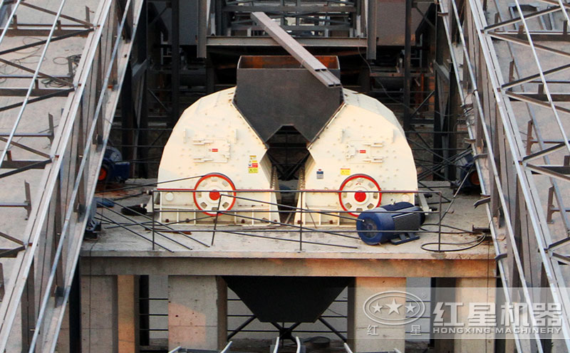 兩臺(tái)重錘式破碎機(jī)組合作業(yè)