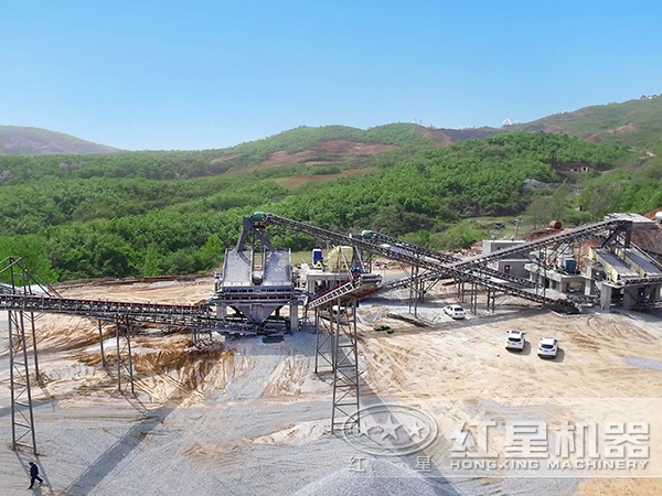 石頭破碎生產(chǎn)線現(xiàn)場(chǎng)