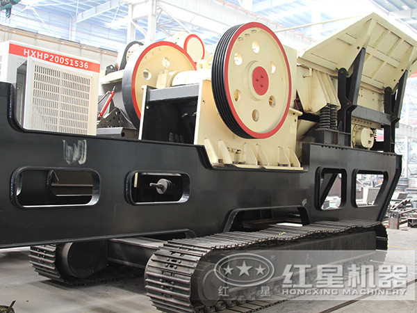 履帶移動(dòng)破碎車(chē)，搭載顎式破碎機(jī)