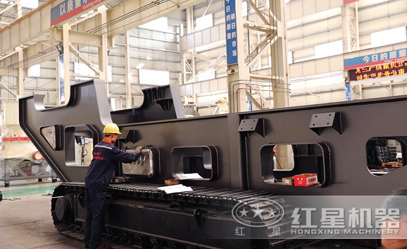 履帶移動(dòng)破碎機(jī)