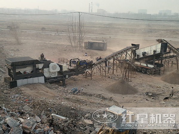 建筑垃圾移動破碎站工作現(xiàn)場