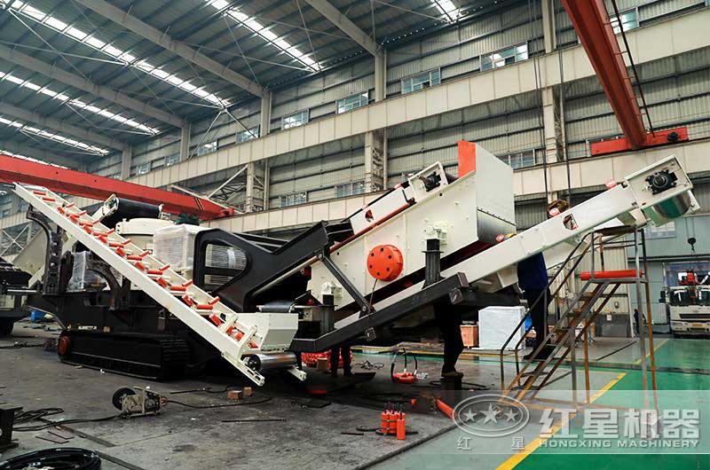 履帶式碎石機(jī)械設(shè)備組裝車(chē)間