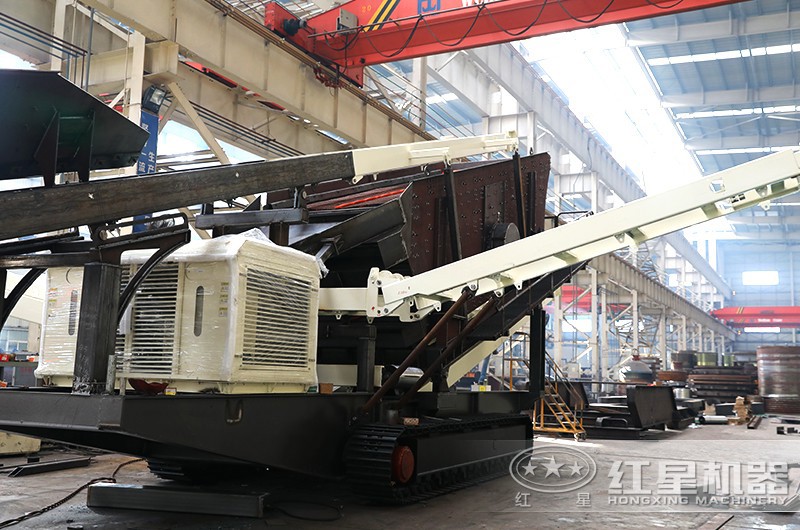 履帶式移動顎破粉碎石子沙子一體機生產(chǎn)進行中