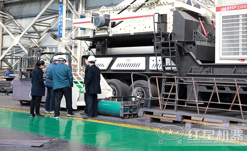 客戶來廠試機(jī)，銷售經(jīng)理全程講解