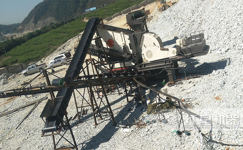 移動式錘式破碎機(jī)工作現(xiàn)場