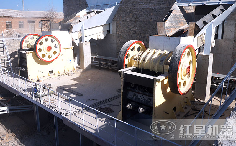 顎式破碎機(jī)生產(chǎn)現(xiàn)場(chǎng)