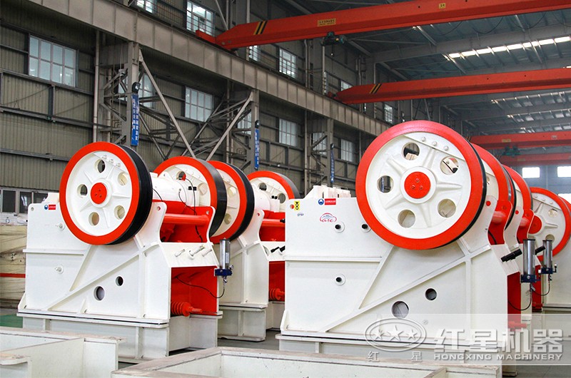 顎式破碎機(jī)生產(chǎn)車間實(shí)拍