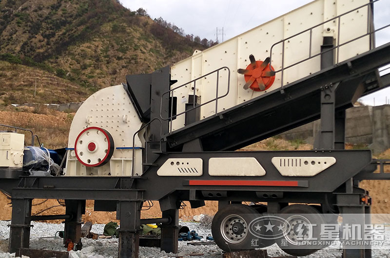 搭載重錘破的輪胎移動(dòng)破碎站
