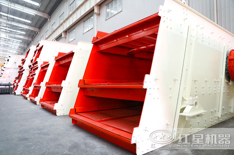 這款振動(dòng)篩可以篩分出四種規(guī)格砂石產(chǎn)品