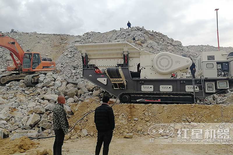 履帶移動(dòng)破碎機(jī)作業(yè)現(xiàn)場(chǎng)