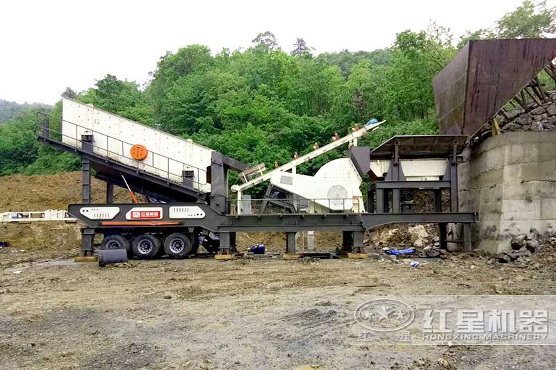 一臺時產(chǎn)100噸左右的錘破移動碎石機設(shè)備