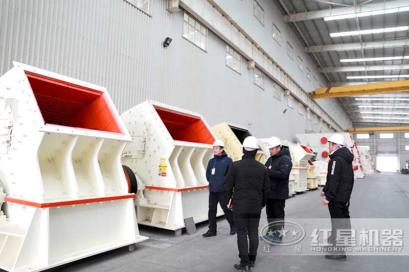 客戶來廠考察重錘式破碎機