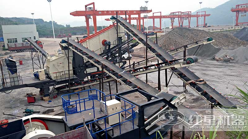 輪胎移動(dòng)反擊式破碎機(jī)工作現(xiàn)場