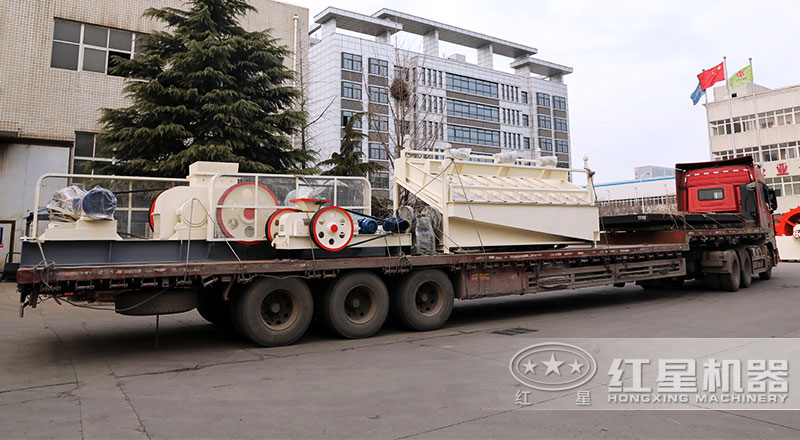 紅星對輥式破碎機發(fā)貨