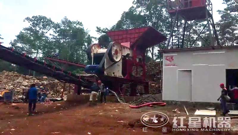 印尼河石破碎生產(chǎn)線粗顎式破碎機
