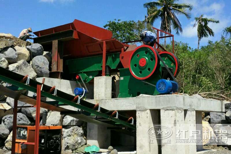 小型鄂式礦山碎石機(jī)現(xiàn)場(chǎng)