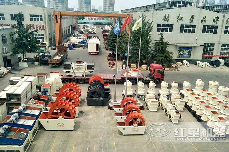 紅星機(jī)器廠區(qū)有很多待發(fā)貨的小型破碎制沙機(jī)