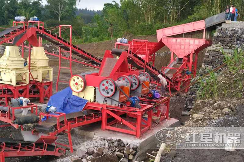 小型硬巖石料加工現(xiàn)場