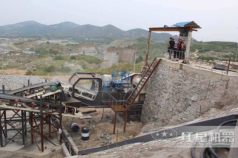 移動(dòng)顎式破碎機(jī)用于石料破碎現(xiàn)場(chǎng)