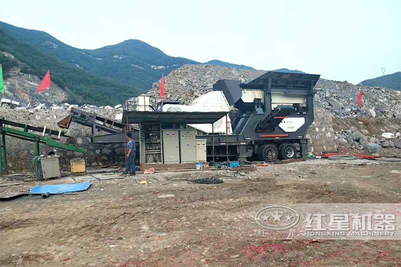 移動(dòng)重錘式破碎機(jī)現(xiàn)身廢舊混凝土路面加工現(xiàn)場(chǎng)破碎