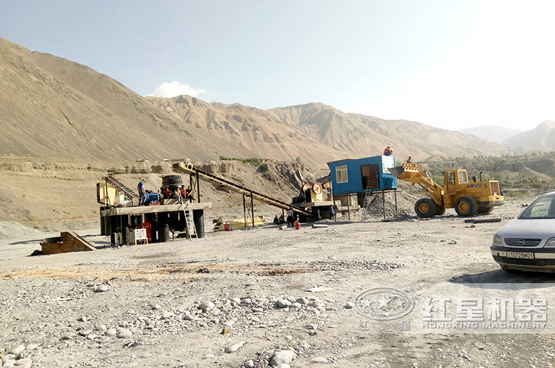 小型簡(jiǎn)易破碎機(jī)生產(chǎn)現(xiàn)場(chǎng)