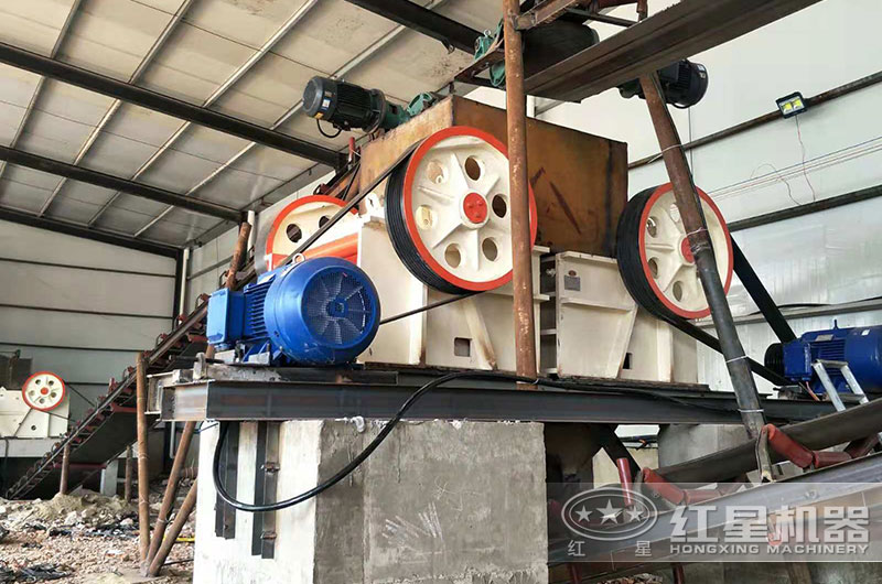 廠房?jī)?nèi)安裝的石料加工生產(chǎn)線(xiàn)