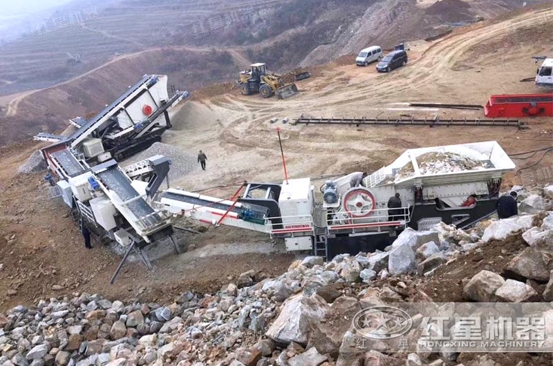 履帶車(chē)載碎石機(jī)在山上開(kāi)展碎石作業(yè)