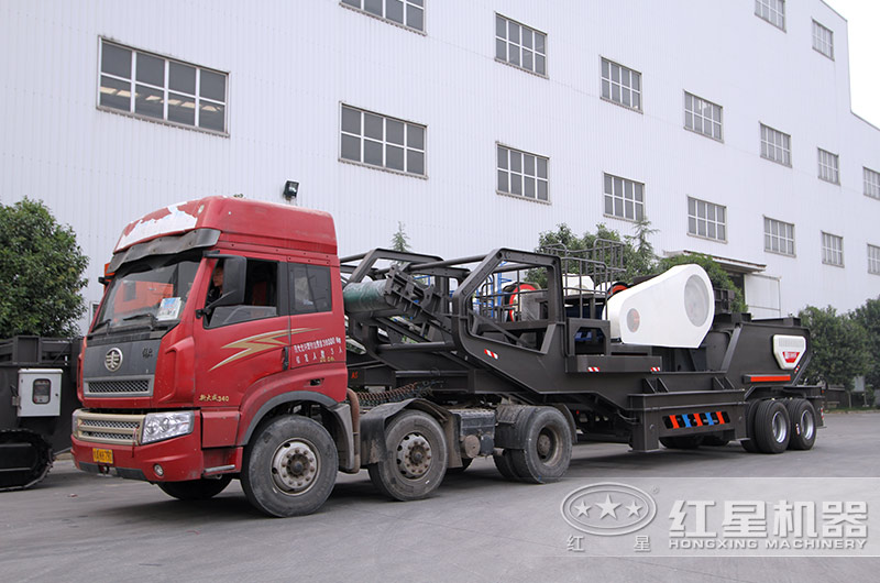 輪胎移動(dòng)顎式破碎機(jī)發(fā)貨河北