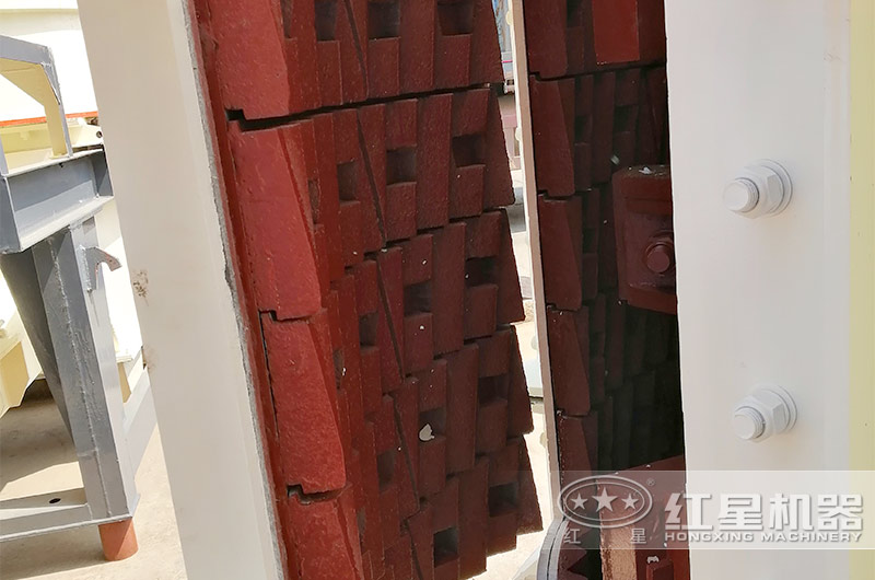 立式粉碎機內(nèi)部反擊板