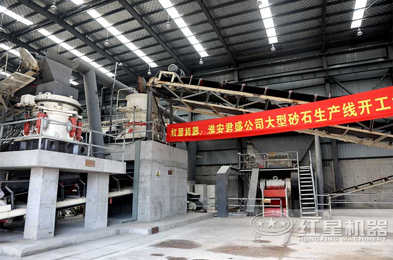 車間內(nèi)掛著紅星機器祝賀開業(yè)條幅