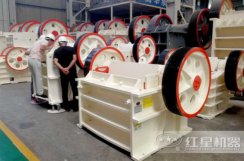 客戶(hù)來(lái)廠考察小型碎石機(jī)現(xiàn)場(chǎng)