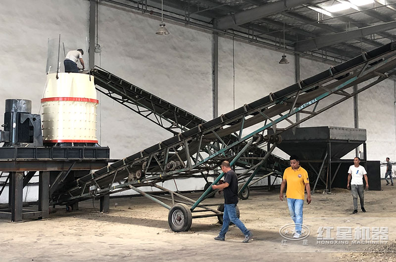 大型立式粉碎機(jī)現(xiàn)場(chǎng)