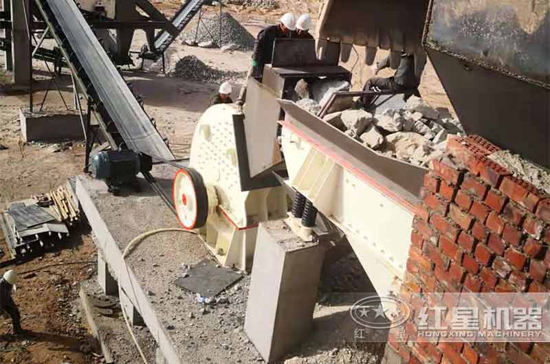 巨石破碎用重錘破碎機(jī)還是顎式破碎機(jī)，選擇可不簡單