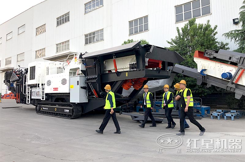 客戶考察全移動型破碎機廠家