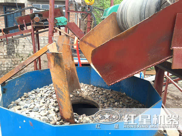 河卵石制砂生產(chǎn)現(xiàn)場(chǎng)圖